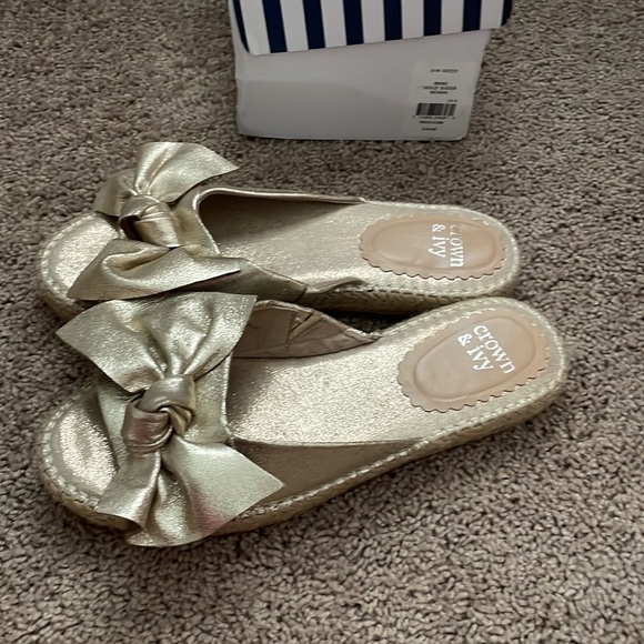 Gold sandals worn once! Size 9.5 - Picture 2 of 4
